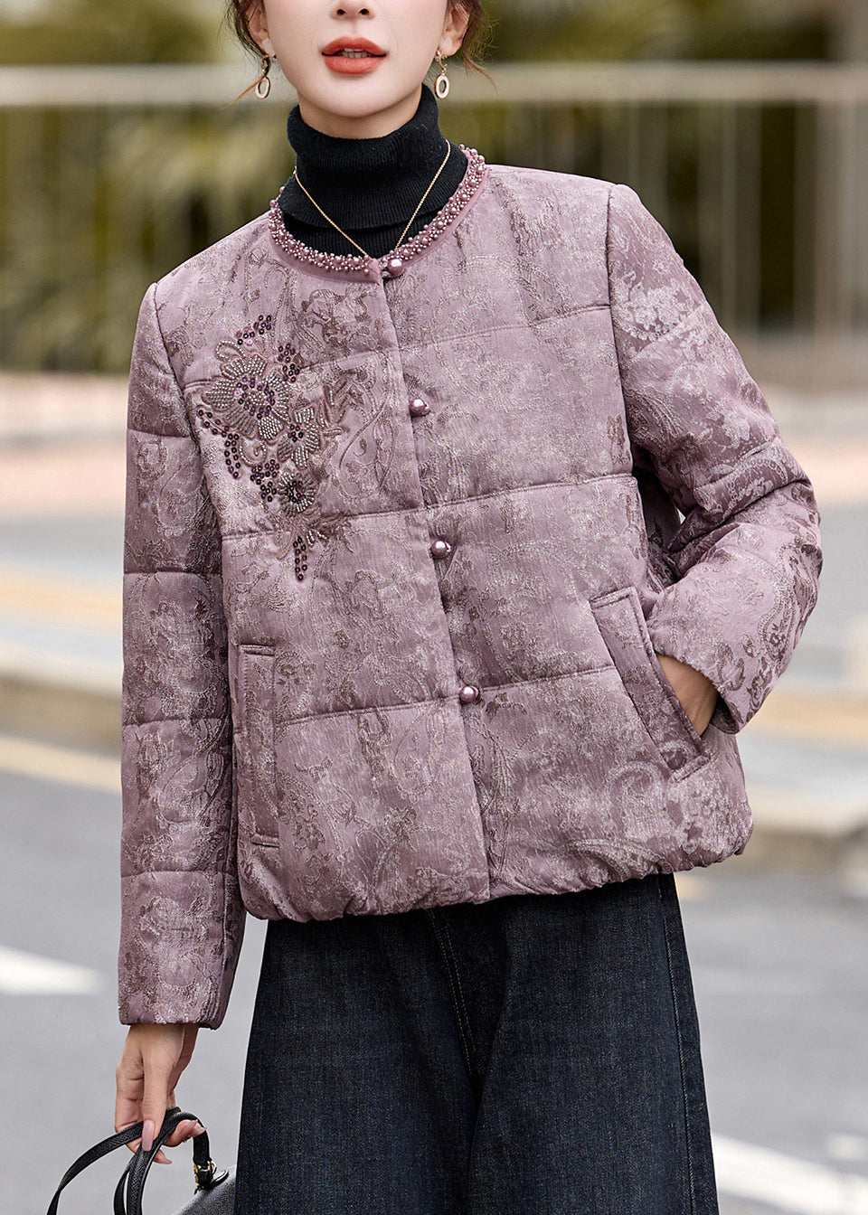 Hermosa chaqueta de invierno de algodón fino con lentejuelas moradas y cuentas para uñas.