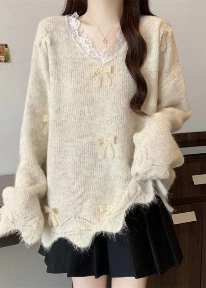 Wunderschöner lila Strickpullover mit V-Ausschnitt, Spitze und Schleife – perfekt für den Winter