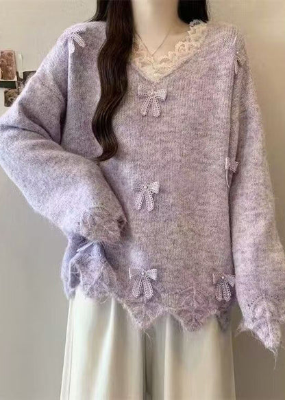 Wunderschöner lila Strickpullover mit V-Ausschnitt, Spitze und Schleife – perfekt für den Winter