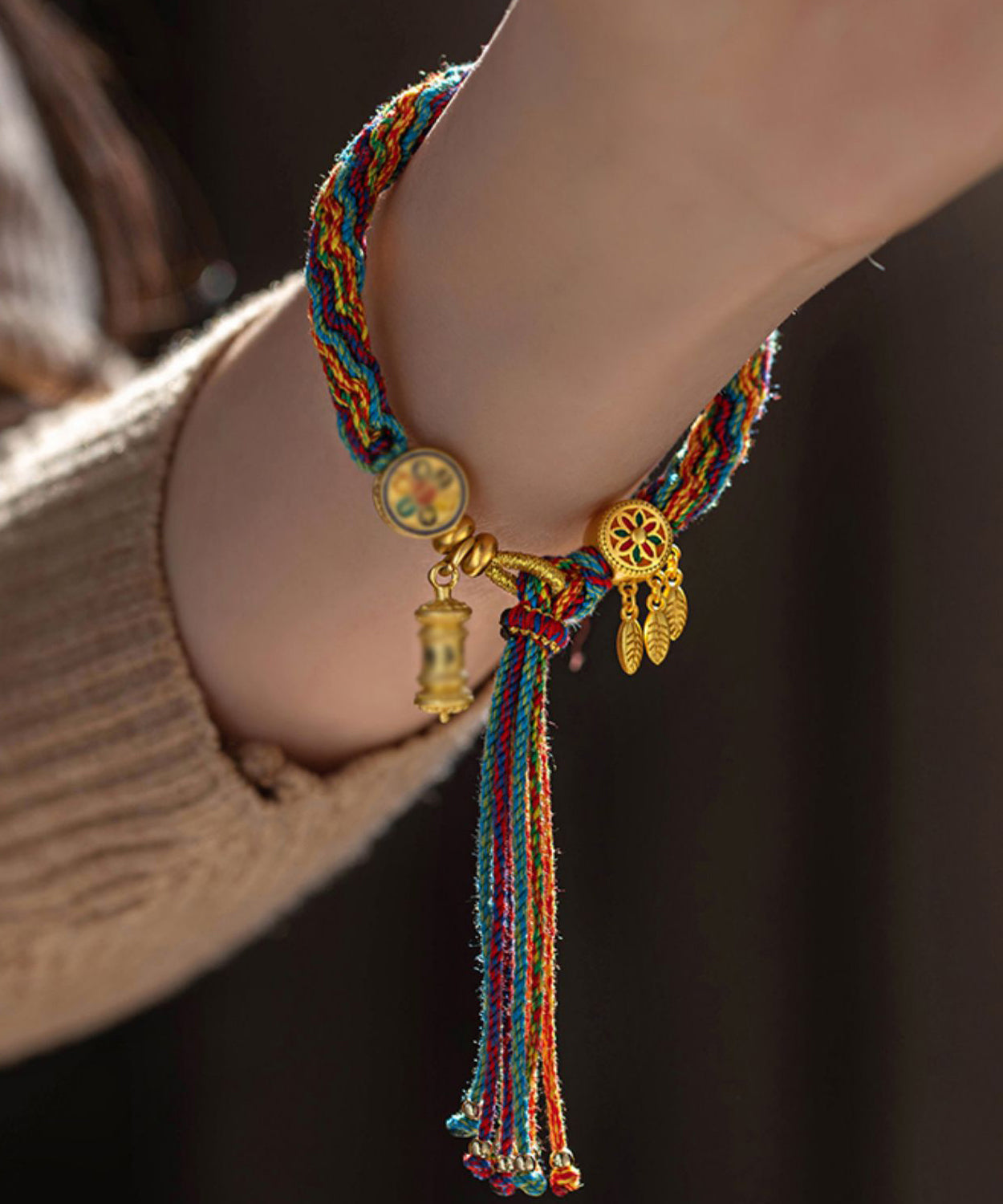 Hermosa pulsera de cadena con borlas florales de aleación de arcoíris