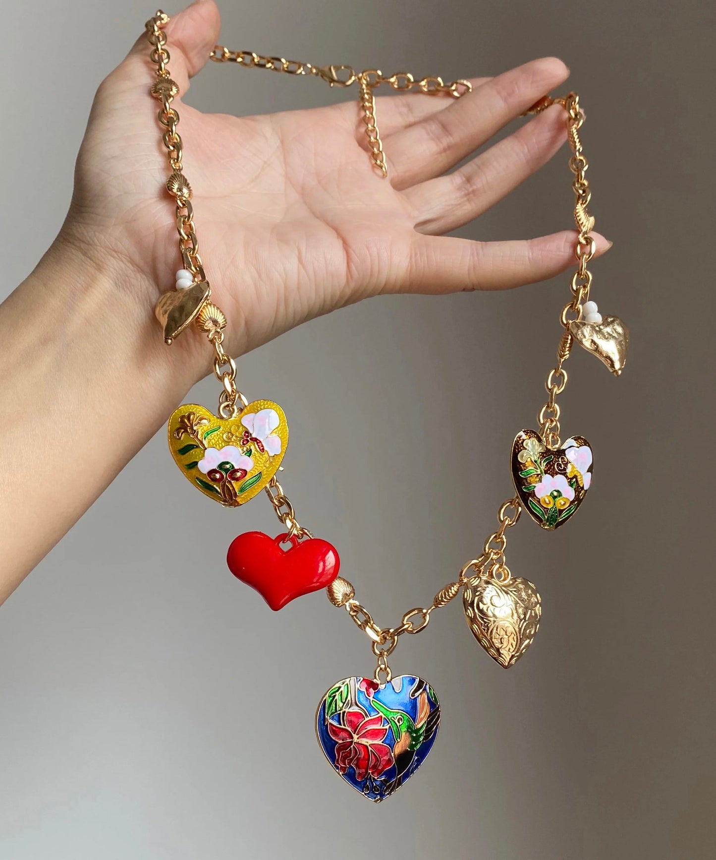 Hermoso collar con colgante floral de amor de aleación de cobre con arcoíris