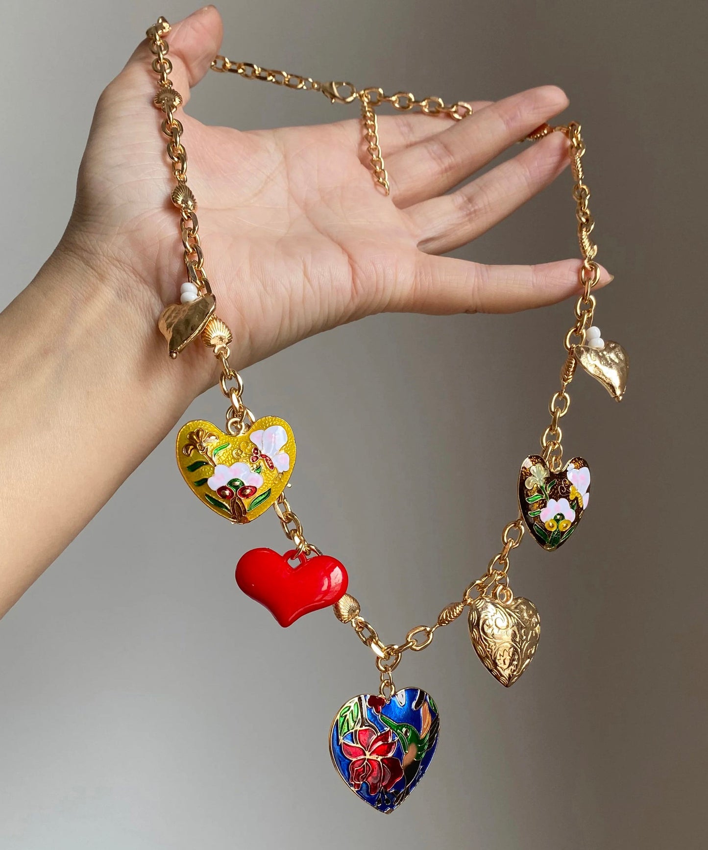 Hermoso collar con colgante floral de amor de aleación de cobre con arcoíris