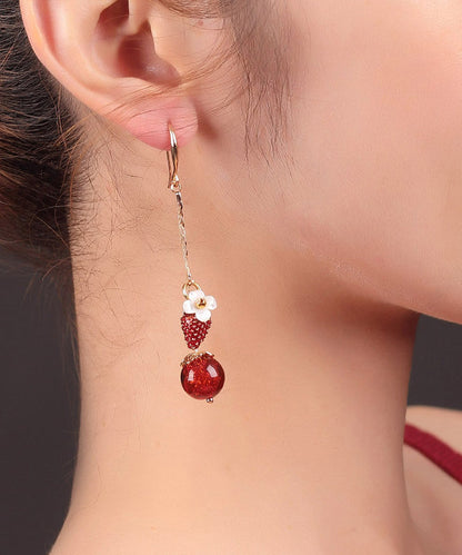 Hermosos aretes colgantes de flor de concha de fresa con esmalte cloisonné de cobre rojo