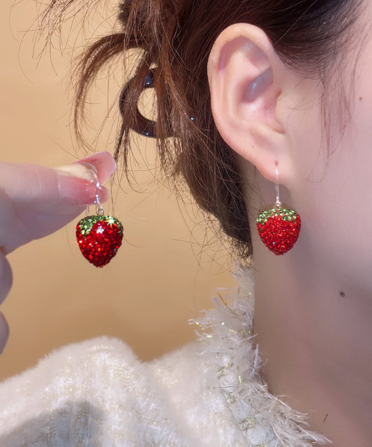Hermosos aretes colgantes de fresa con circonitas doradas en cobre rojo