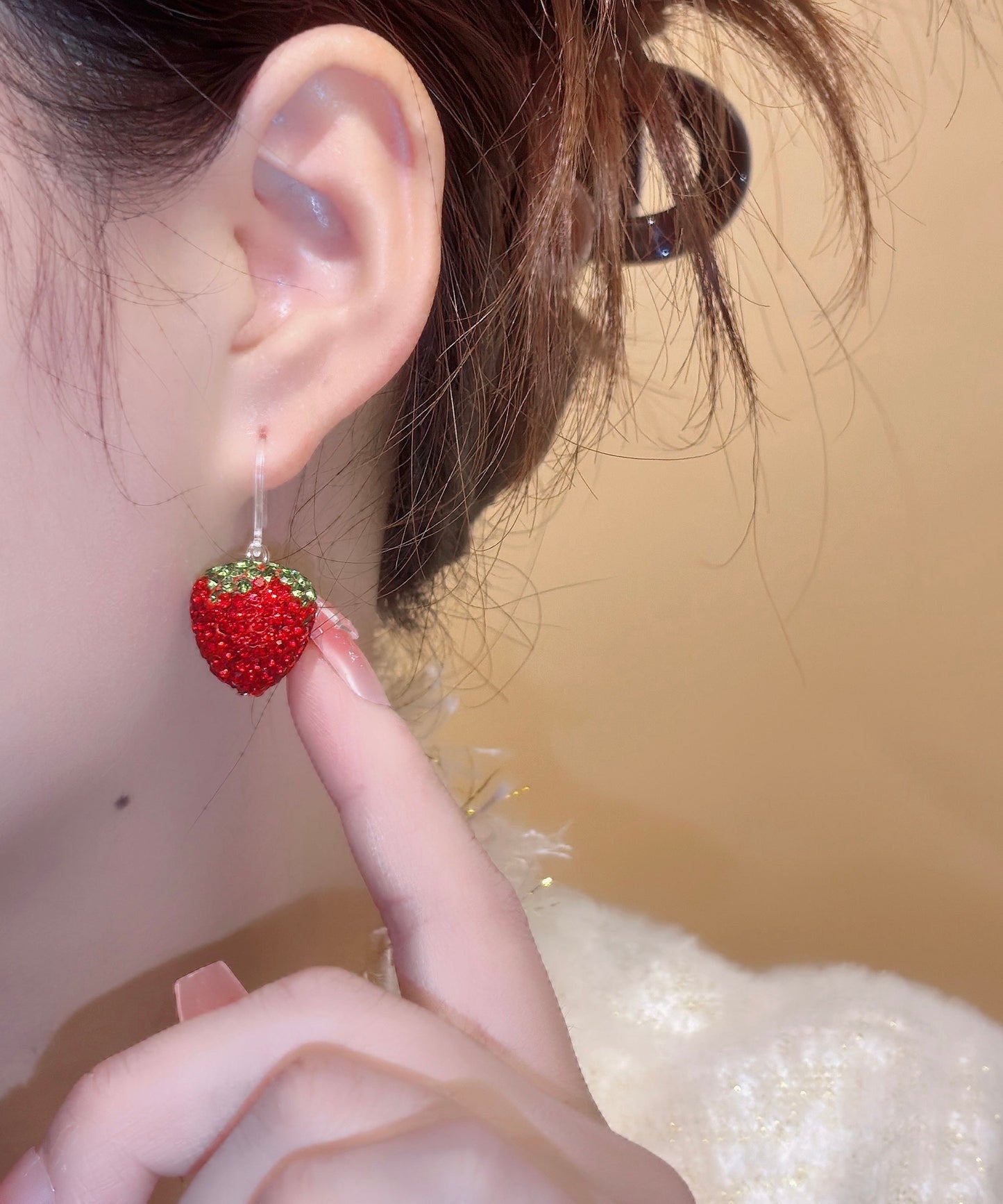 Hermosos aretes colgantes de fresa con circonitas doradas en cobre rojo