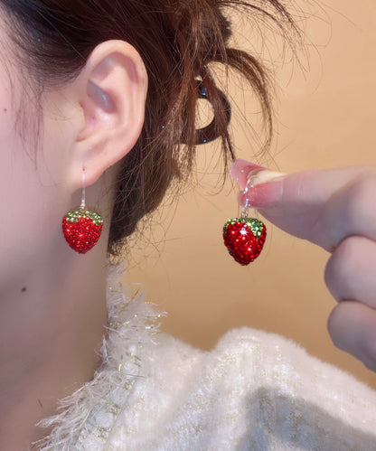 Hermosos aretes colgantes de fresa con circonitas doradas en cobre rojo