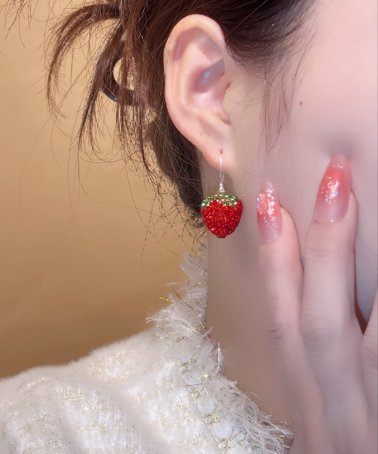 Hermosos aretes colgantes de fresa con circonitas doradas en cobre rojo