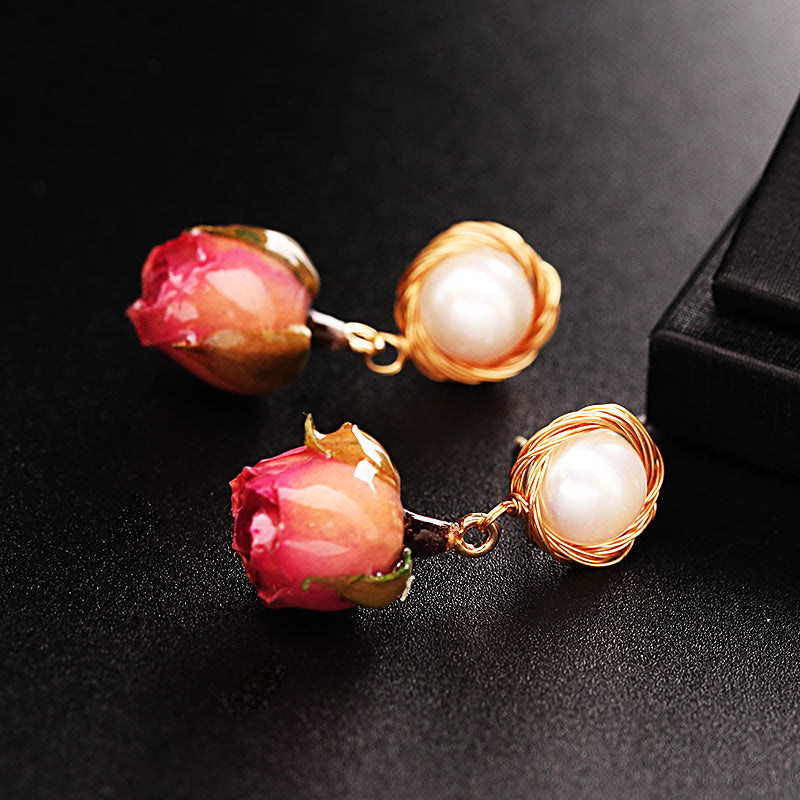 Hermosos aretes colgantes de aceite con forma de rosa y perla de aleación de plata esterlina en color rojo degradado