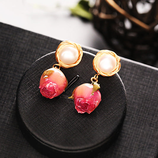 Hermosos aretes colgantes de aceite con forma de rosa y perla de aleación de plata esterlina en color rojo degradado