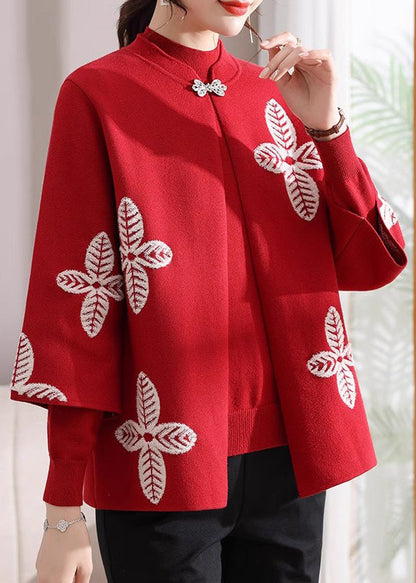 Wunderschönes zweiteiliges Set aus rot gemusterten Strickjacken und Pullovern für den Frühling