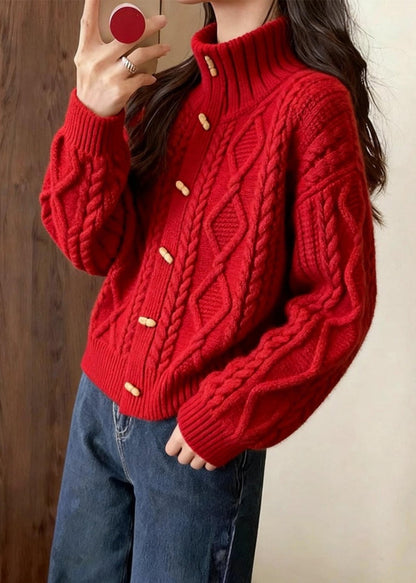 Wunderschöne rote Strickjacke mit Stehkragen und Zopfmuster für den Winter