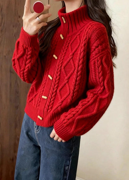 Wunderschöne rote Strickjacke mit Stehkragen und Zopfmuster für den Winter