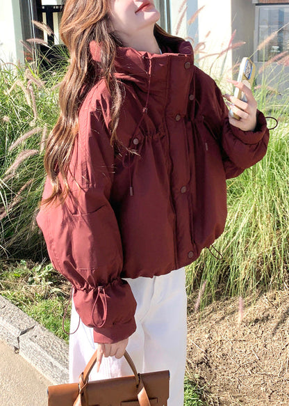 Wunderschöne rote Steppjacke mit Stehkragen und Kordelzug aus Entendaunen für den Winter
