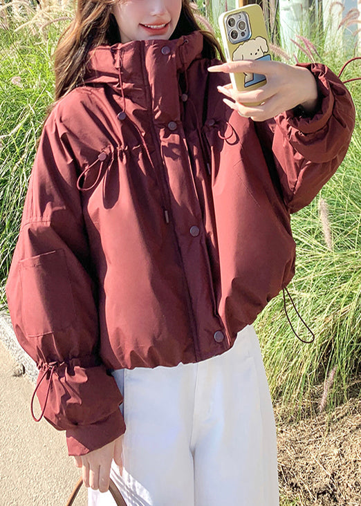 Wunderschöne rote Steppjacke mit Stehkragen und Kordelzug aus Entendaunen für den Winter