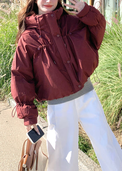 Wunderschöne rote Steppjacke mit Stehkragen und Kordelzug aus Entendaunen für den Winter