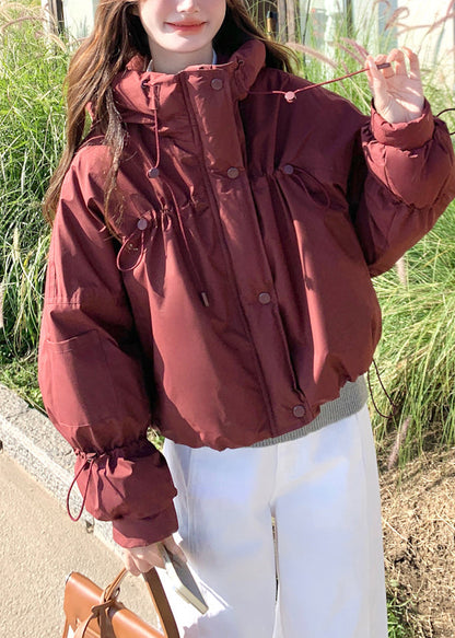 Wunderschöne rote Steppjacke mit Stehkragen und Kordelzug aus Entendaunen für den Winter