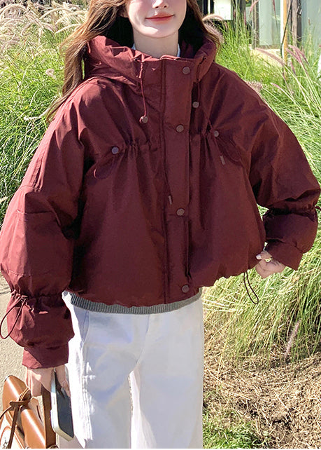 Wunderschöne rote Steppjacke mit Stehkragen und Kordelzug aus Entendaunen für den Winter