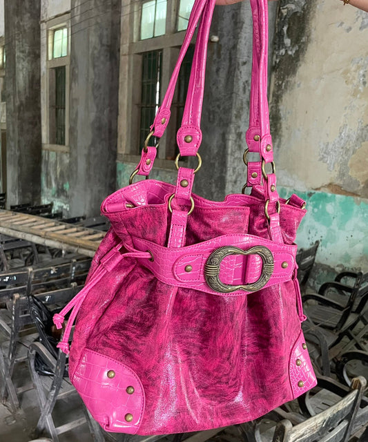 Hermoso bolso de piel sintética con cordón y diseño de rosas