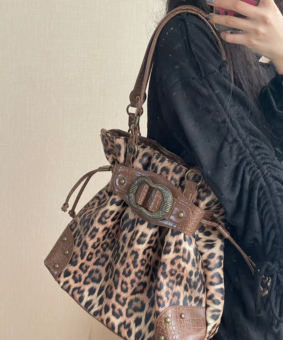 Wunderschöner Rosenbeutel aus Kunstleder mit Kordelzug