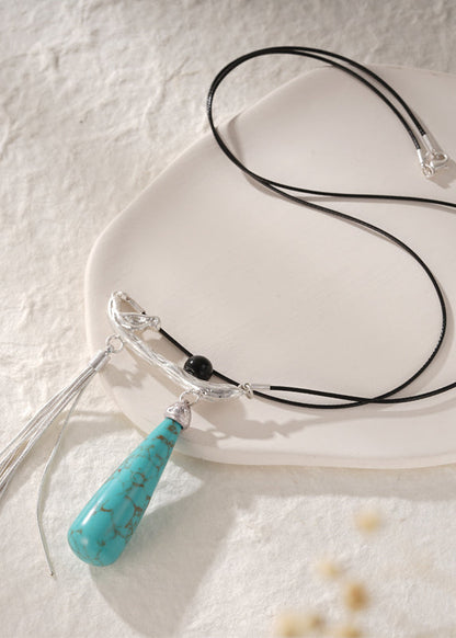 Wunderschöne Halskette mit Anhänger aus Seide, Kupfer, Türkis und schwarzem Achat