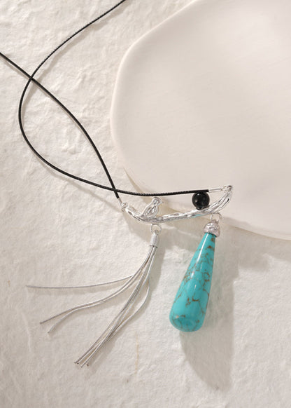 Wunderschöne Halskette mit Anhänger aus Seide, Kupfer, Türkis und schwarzem Achat