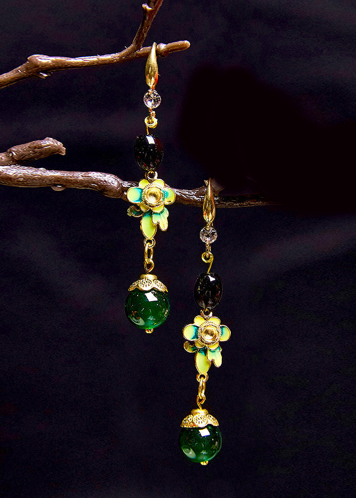 Hermosos aretes colgantes de flores finas de color turquesa