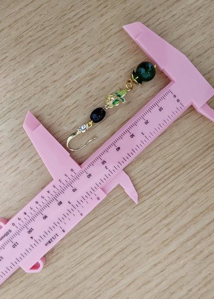 Hermosos aretes colgantes de flores finas de color turquesa