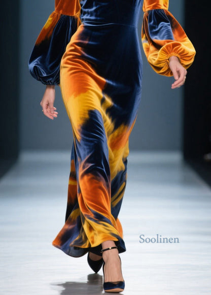 Hermoso vestido largo de terciopelo con efecto tie-dye y cuello en V y mangas farol