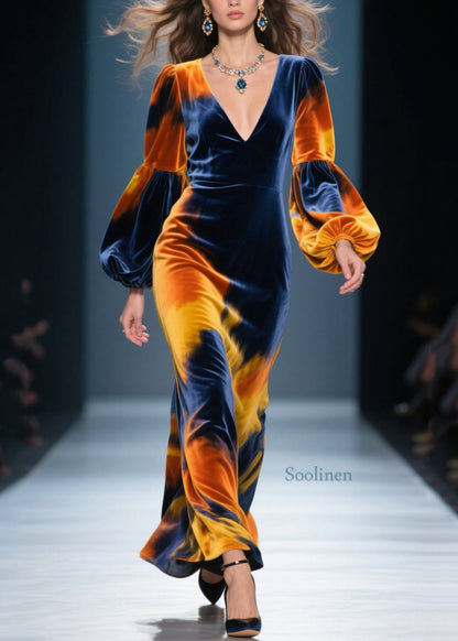 Hermoso vestido largo de terciopelo con efecto tie-dye y cuello en V y mangas farol