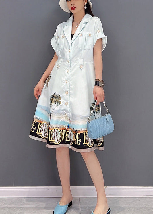 Schönes weißes Hemdkleid aus Seide mit Knöpfen und Peter-Pan-Kragen und Taschen, bedruckt, kurze Ärmel