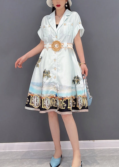 Schönes weißes Hemdkleid aus Seide mit Knöpfen und Peter-Pan-Kragen und Taschen, bedruckt, kurze Ärmel