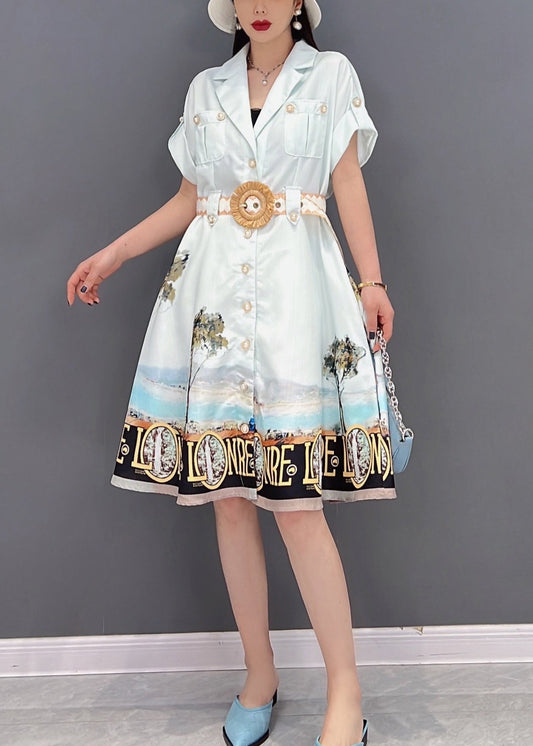 Schönes weißes Hemdkleid aus Seide mit Knöpfen und Peter-Pan-Kragen und Taschen, bedruckt, kurze Ärmel