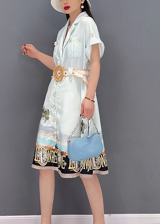 Schönes weißes Hemdkleid aus Seide mit Knöpfen und Peter-Pan-Kragen und Taschen, bedruckt, kurze Ärmel