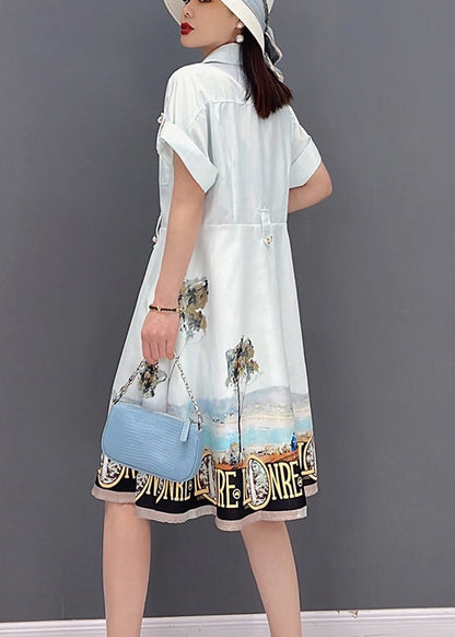 Schönes weißes Hemdkleid aus Seide mit Knöpfen und Peter-Pan-Kragen und Taschen, bedruckt, kurze Ärmel