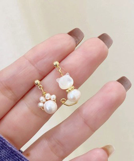 Hermosos aretes colgantes asimétricos de pequeños gatos con perlas doradas y cobre blanco