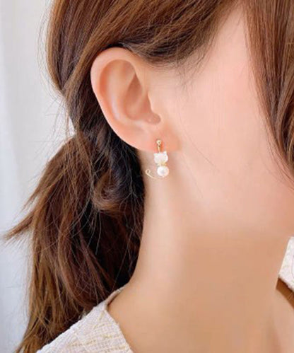 Hermosos aretes colgantes asimétricos de pequeños gatos con perlas doradas y cobre blanco