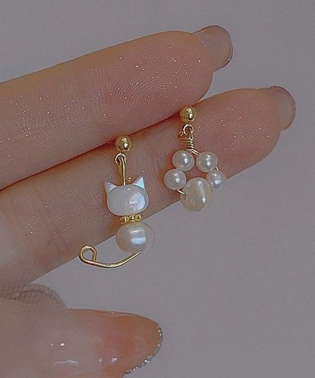 Hermosos aretes colgantes asimétricos de pequeños gatos con perlas doradas y cobre blanco