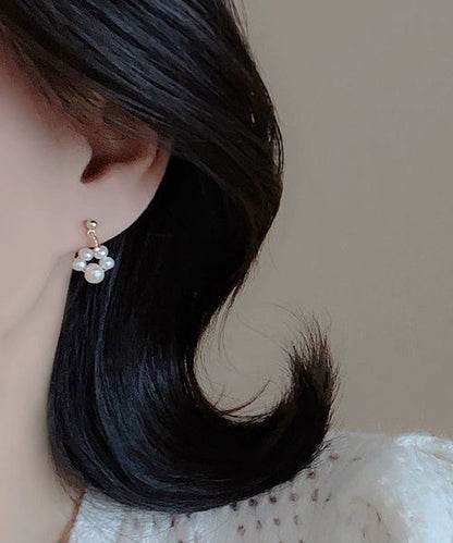 Hermosos aretes colgantes asimétricos de pequeños gatos con perlas doradas y cobre blanco