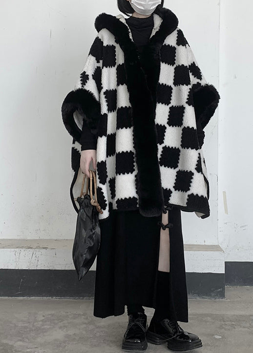 Wunderschöne weiße Oversize-Wolljacke mit Kapuze und Karomuster für den Winter