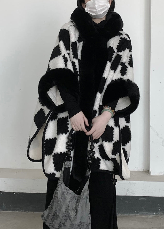 Wunderschöne weiße Oversize-Wolljacke mit Kapuze und Karomuster für den Winter