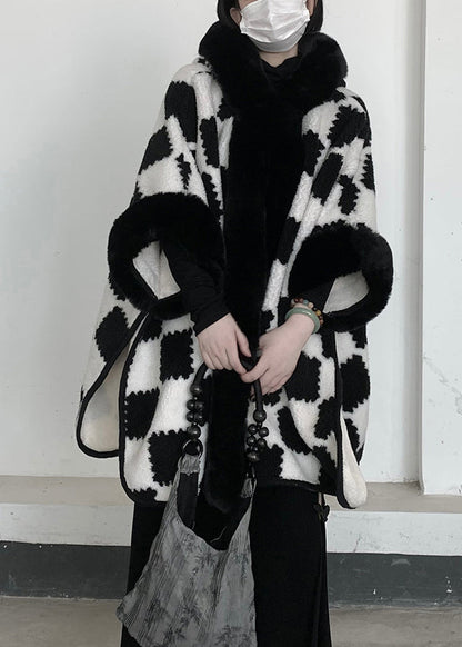 Wunderschöne weiße Oversize-Wolljacke mit Kapuze und Karomuster für den Winter