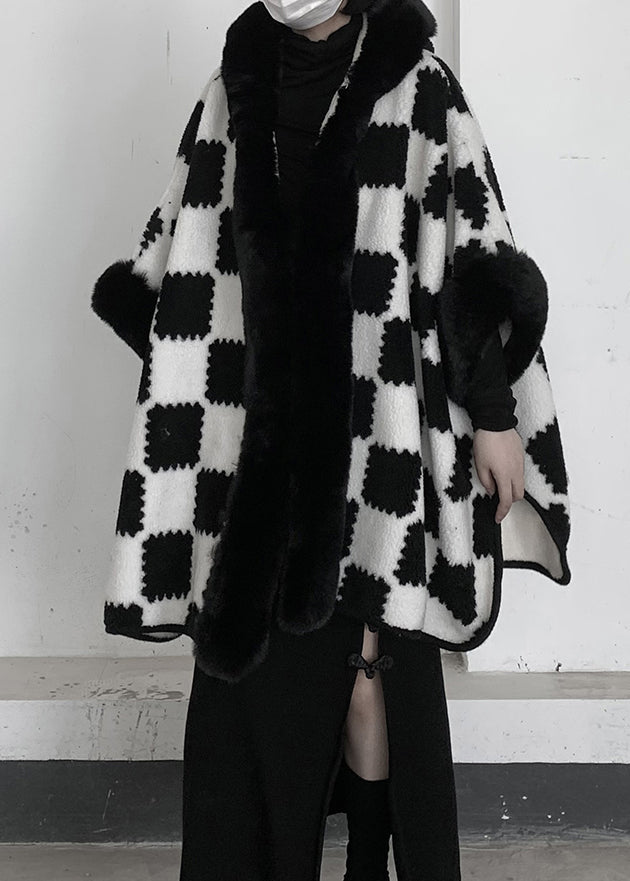 Wunderschöne weiße Oversize-Wolljacke mit Kapuze und Karomuster für den Winter