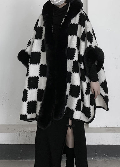 Wunderschöne weiße Oversize-Wolljacke mit Kapuze und Karomuster für den Winter