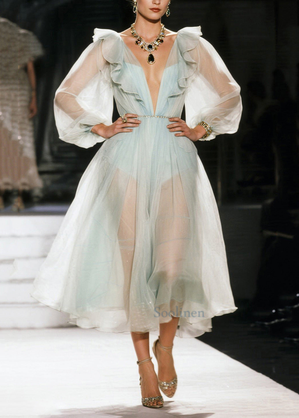 Hermoso vestido de fiesta de verano de organza transparente con volantes blancos