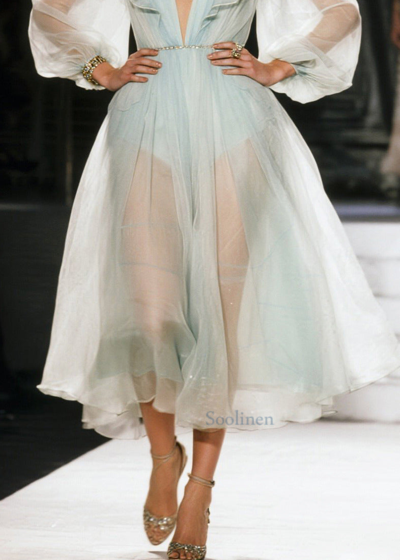 Hermoso vestido de fiesta de verano de organza transparente con volantes blancos