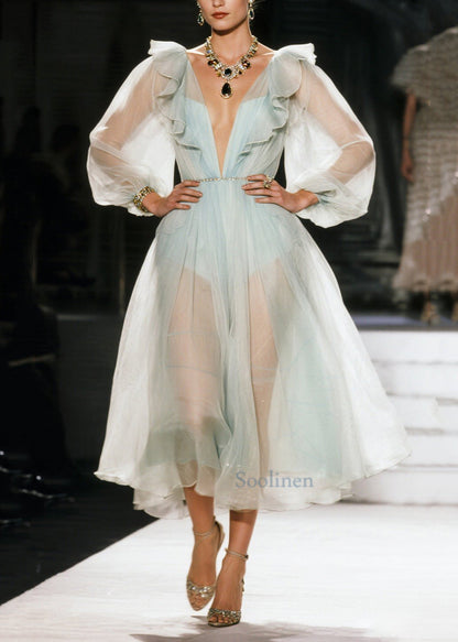 Hermoso vestido de fiesta de verano de organza transparente con volantes blancos