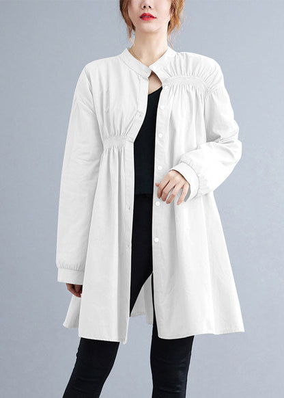 Schönes weißes Stehkragen-Knopf-Falten-Herbst-Shirt-Oberteil mit langen Ärmeln