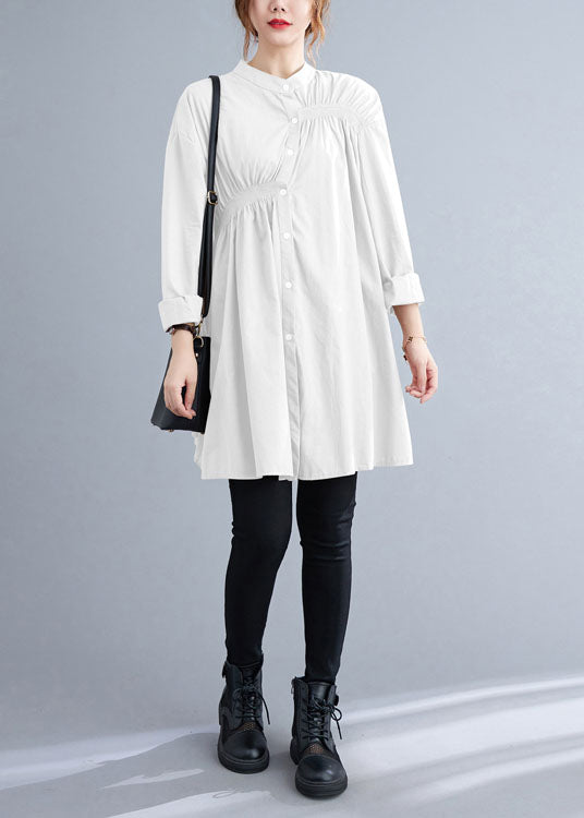 Schönes weißes Stehkragen-Knopf-Falten-Herbst-Shirt-Oberteil mit langen Ärmeln