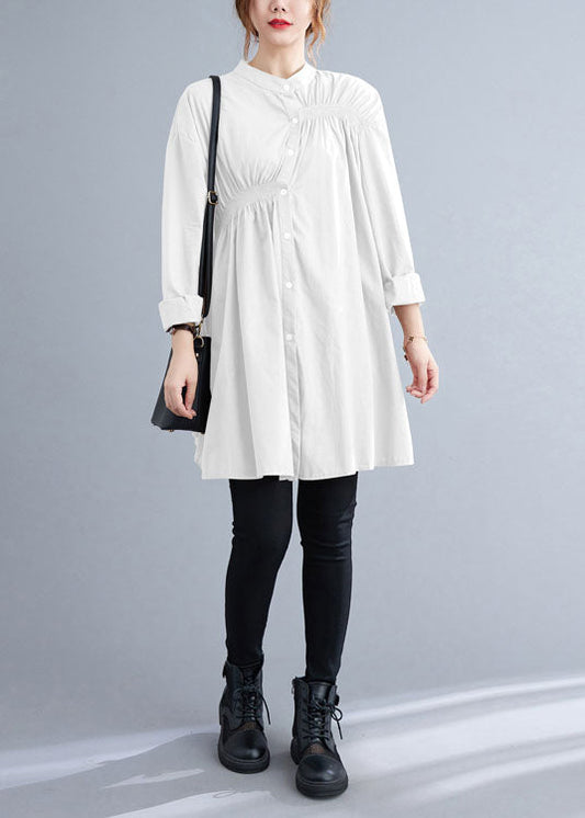 Schönes weißes Stehkragen-Knopf-Falten-Herbst-Shirt-Oberteil mit langen Ärmeln