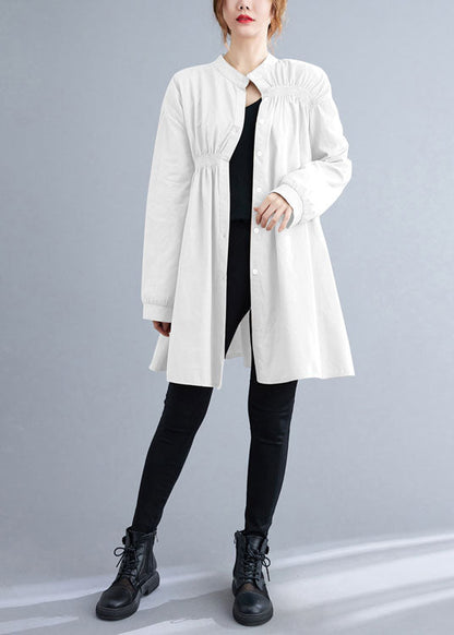 Schönes weißes Stehkragen-Knopf-Falten-Herbst-Shirt-Oberteil mit langen Ärmeln